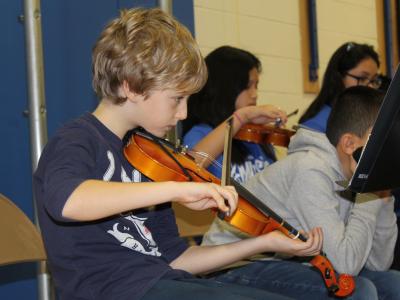 Violinist plays carefully (boy)
